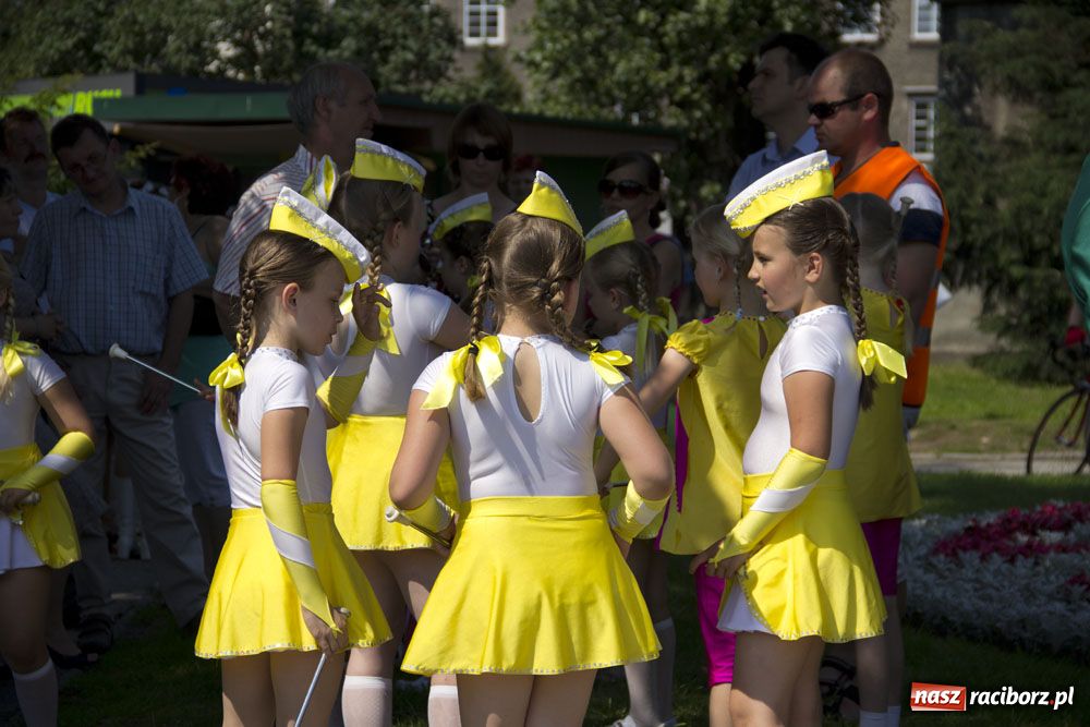 Zdjęcie w galerii na portalu naszraciborz.pl: Barwny korowód na ulicach Raciborza wiadomości z regionu