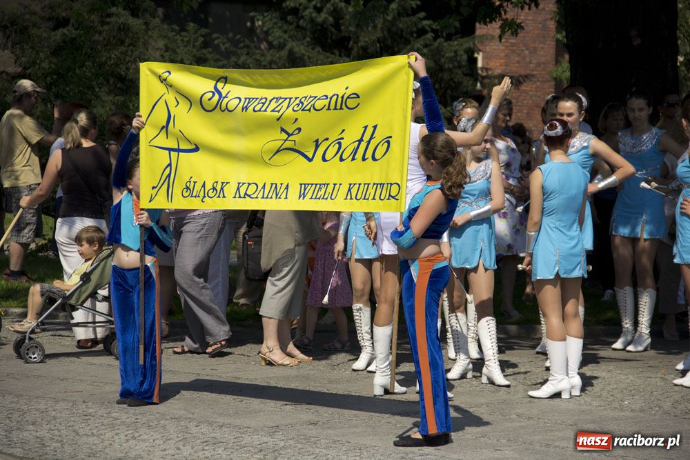 Zdjęcie w galerii na portalu naszraciborz.pl: Barwny korowód na ulicach Raciborza wiadomości z regionu