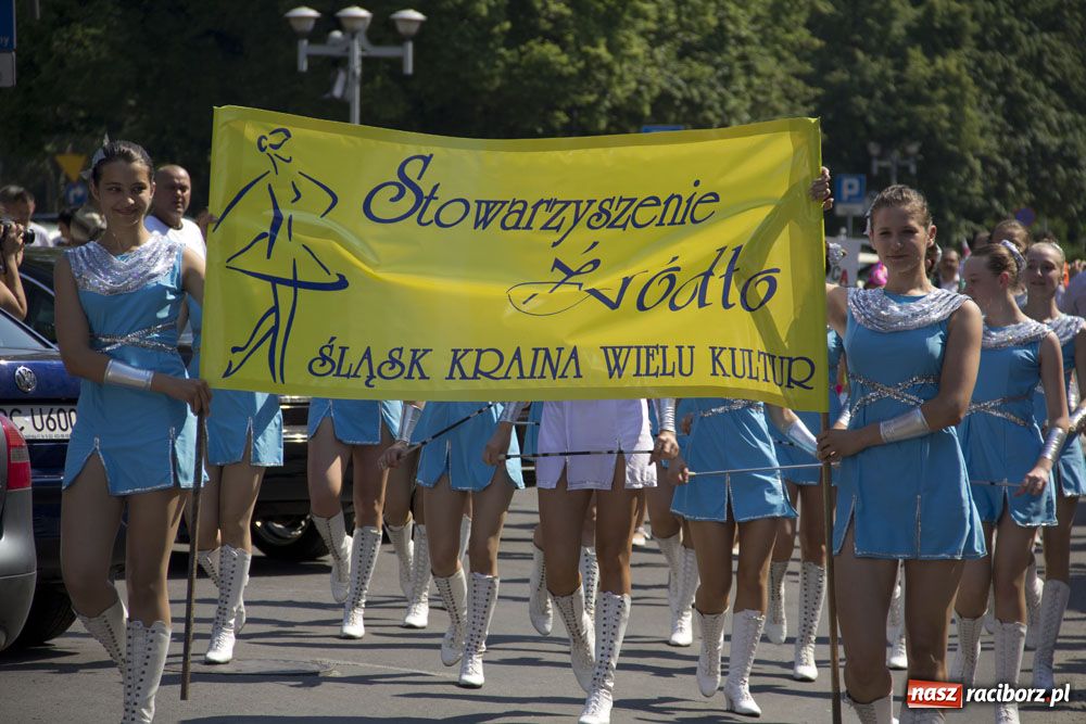 Zdjęcie w galerii na portalu naszraciborz.pl: Barwny korowód na ulicach Raciborza wiadomości z regionu