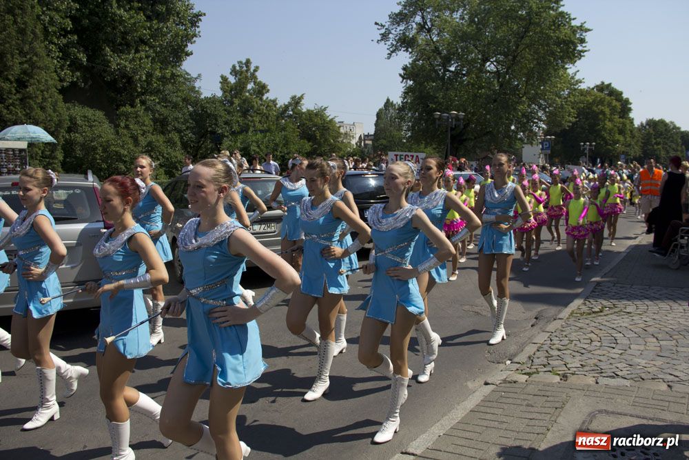 Zdjęcie w galerii na portalu naszraciborz.pl: Barwny korowód na ulicach Raciborza wiadomości z regionu