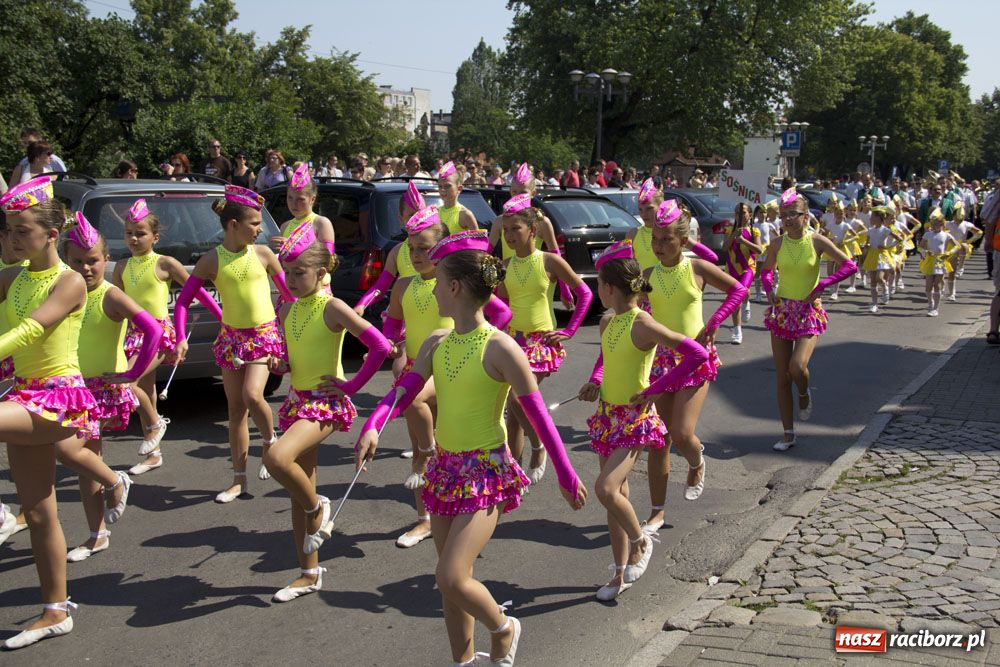 Zdjęcie w galerii na portalu naszraciborz.pl: Barwny korowód na ulicach Raciborza wiadomości z regionu