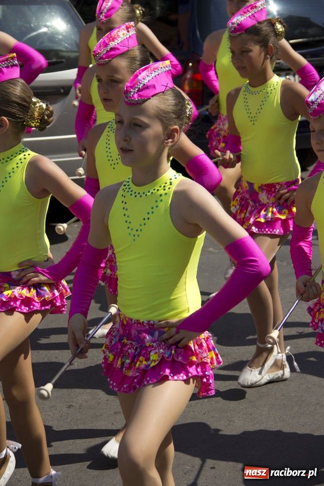 Zdjęcie w galerii na portalu naszraciborz.pl: Barwny korowód na ulicach Raciborza wiadomości z regionu