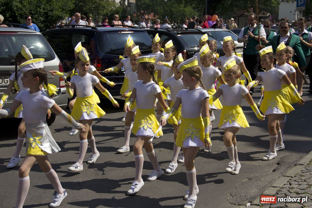 Zdjęcie w galerii na portalu naszraciborz.pl: Barwny korowód na ulicach Raciborza wiadomości z regionu