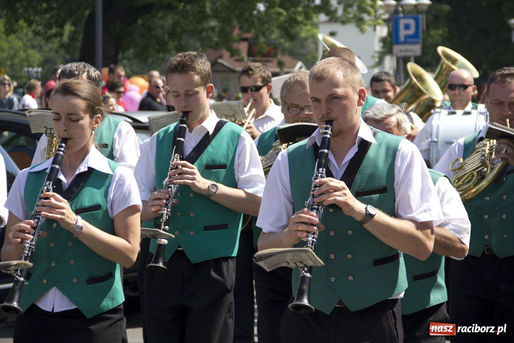 Zdjęcie w galerii na portalu naszraciborz.pl: Barwny korowód na ulicach Raciborza wiadomości z regionu