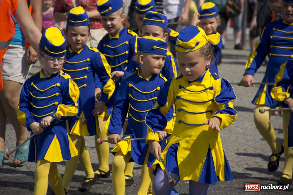 Zdjęcie w galerii na portalu naszraciborz.pl: Barwny korowód na ulicach Raciborza wiadomości z regionu