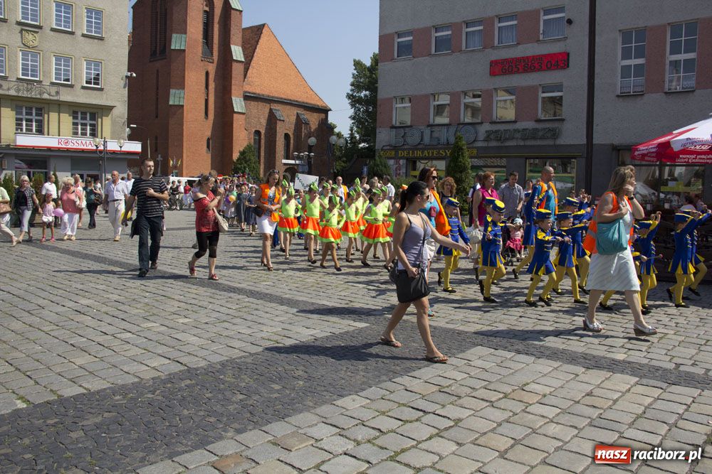 Zdjęcie w galerii na portalu naszraciborz.pl: Barwny korowód na ulicach Raciborza wiadomości z regionu