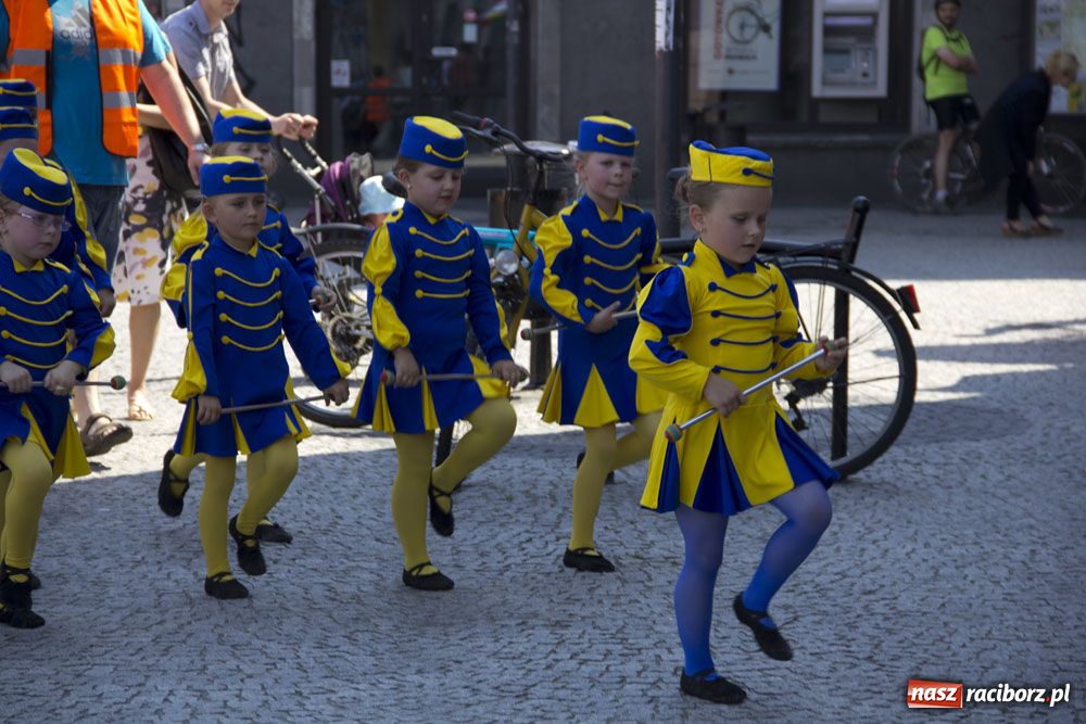 Zdjęcie w galerii na portalu naszraciborz.pl: Barwny korowód na ulicach Raciborza wiadomości z regionu