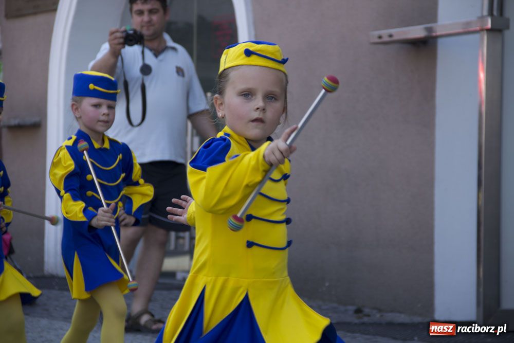 Zdjęcie w galerii na portalu naszraciborz.pl: Barwny korowód na ulicach Raciborza wiadomości z regionu