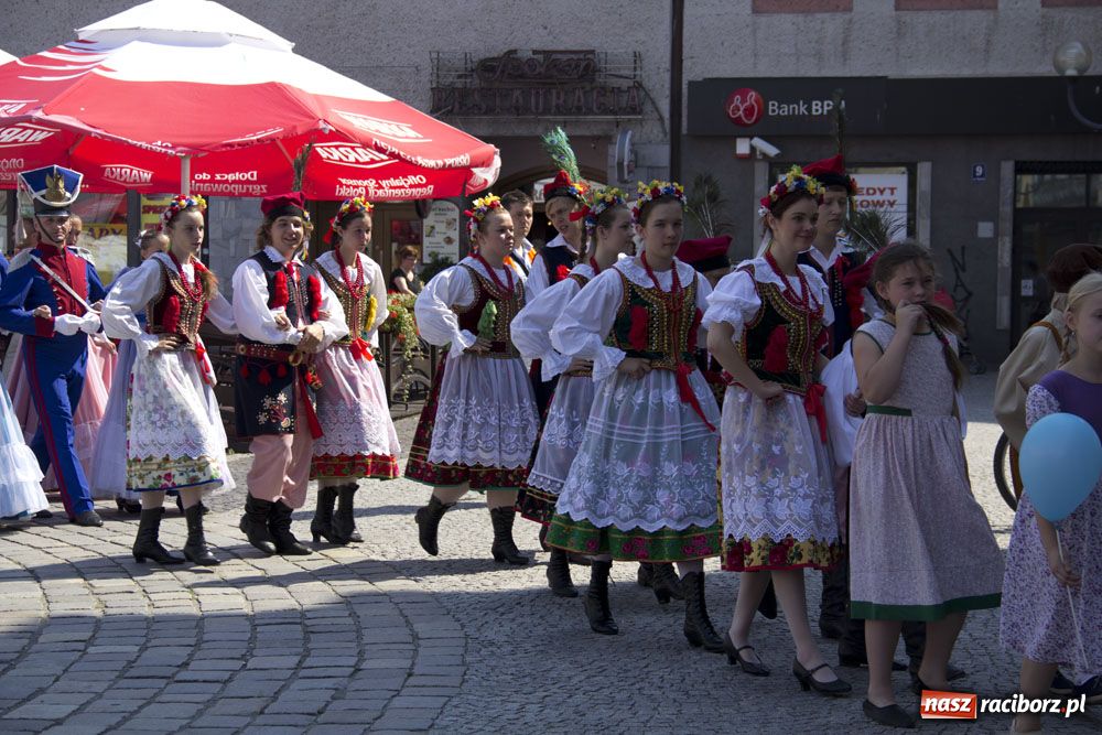 Zdjęcie w galerii na portalu naszraciborz.pl: Barwny korowód na ulicach Raciborza wiadomości z regionu