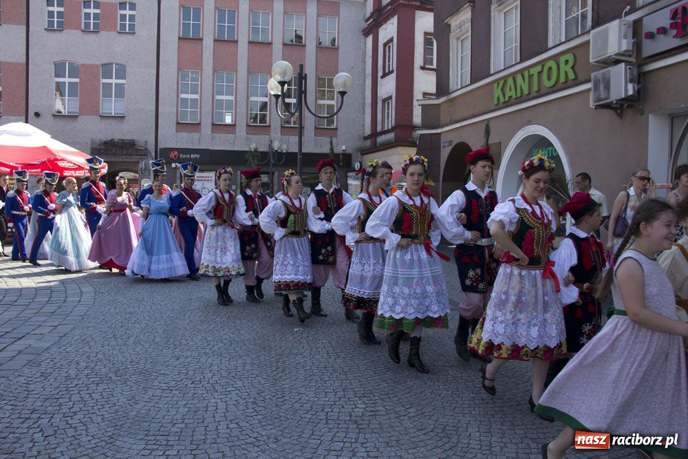 Zdjęcie w galerii na portalu naszraciborz.pl: Barwny korowód na ulicach Raciborza wiadomości z regionu