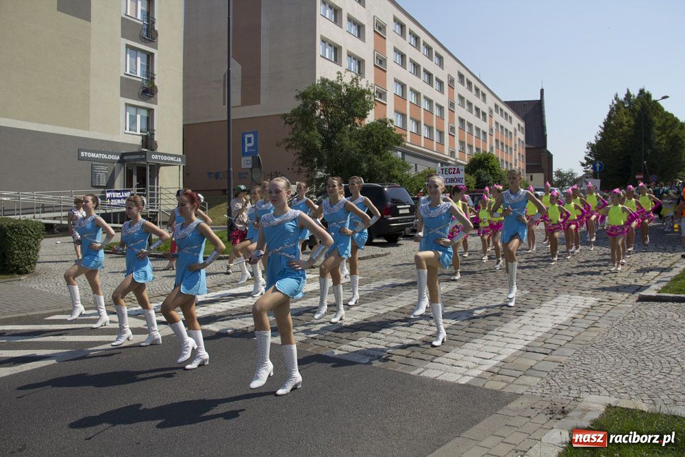 Zdjęcie w galerii na portalu naszraciborz.pl: Barwny korowód na ulicach Raciborza wiadomości z regionu