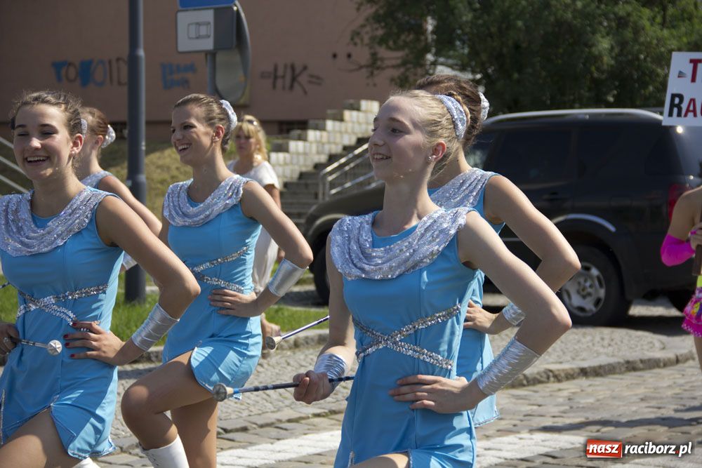 Zdjęcie w galerii na portalu naszraciborz.pl: Barwny korowód na ulicach Raciborza wiadomości z regionu