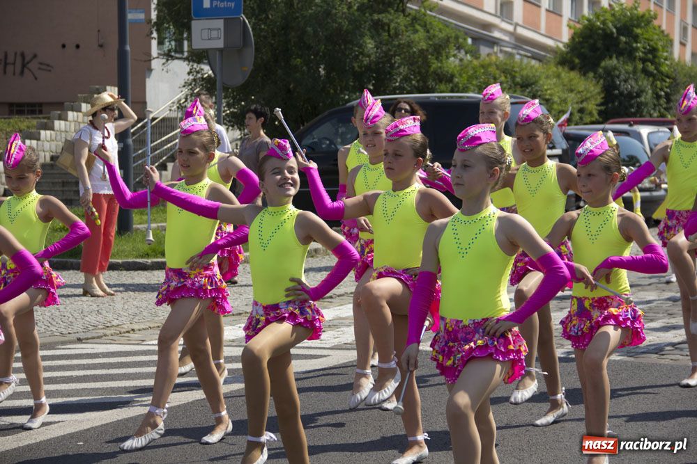 Zdjęcie w galerii na portalu naszraciborz.pl: Barwny korowód na ulicach Raciborza wiadomości z regionu