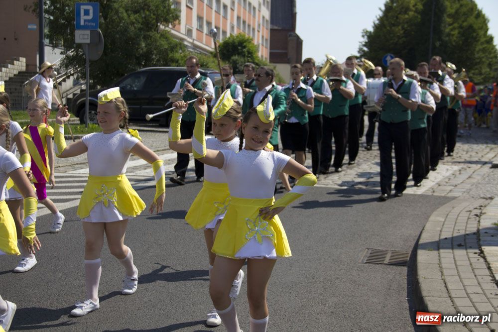 Zdjęcie w galerii na portalu naszraciborz.pl: Barwny korowód na ulicach Raciborza wiadomości z regionu