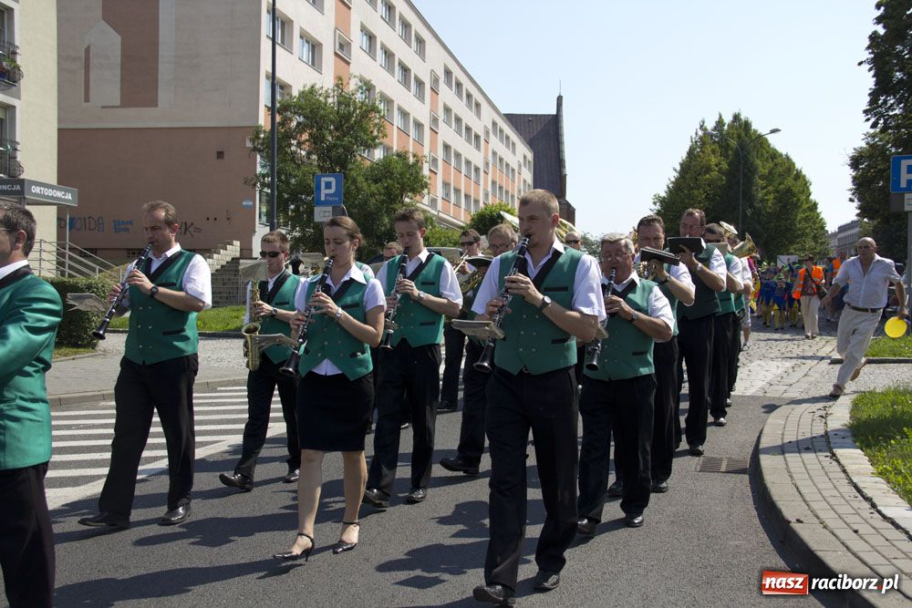 Zdjęcie w galerii na portalu naszraciborz.pl: Barwny korowód na ulicach Raciborza wiadomości z regionu