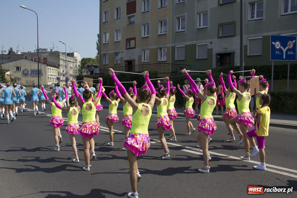 Zdjęcie w galerii na portalu naszraciborz.pl: Barwny korowód na ulicach Raciborza wiadomości z regionu