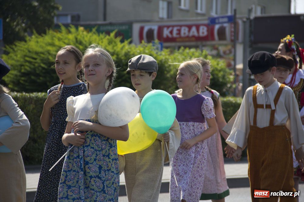 Zdjęcie w galerii na portalu naszraciborz.pl: Barwny korowód na ulicach Raciborza wiadomości z regionu