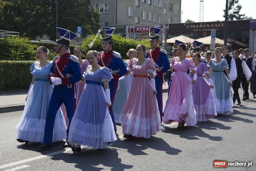 Zdjęcie w galerii na portalu naszraciborz.pl: Barwny korowód na ulicach Raciborza wiadomości z regionu