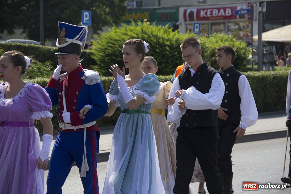 Zdjęcie w galerii na portalu naszraciborz.pl: Barwny korowód na ulicach Raciborza wiadomości z regionu