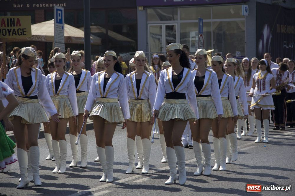 Zdjęcie w galerii na portalu naszraciborz.pl: Barwny korowód na ulicach Raciborza wiadomości z regionu