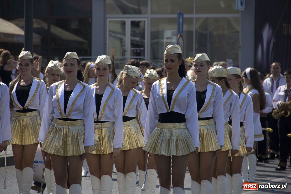 Zdjęcie w galerii na portalu naszraciborz.pl: Barwny korowód na ulicach Raciborza wiadomości z regionu