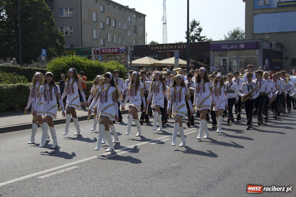 Zdjęcie w galerii na portalu naszraciborz.pl: Barwny korowód na ulicach Raciborza wiadomości z regionu