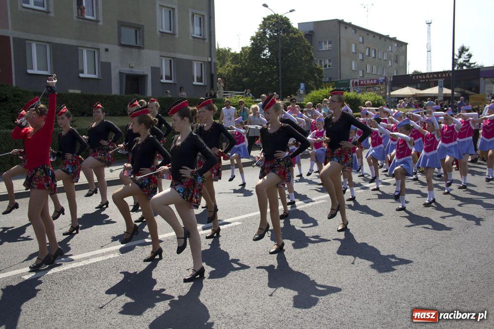 Zdjęcie w galerii na portalu naszraciborz.pl: Barwny korowód na ulicach Raciborza wiadomości z regionu