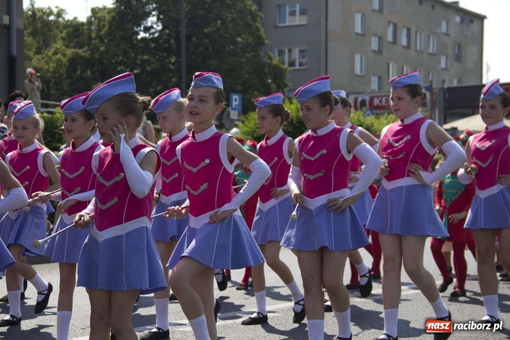 Zdjęcie w galerii na portalu naszraciborz.pl: Barwny korowód na ulicach Raciborza wiadomości z regionu