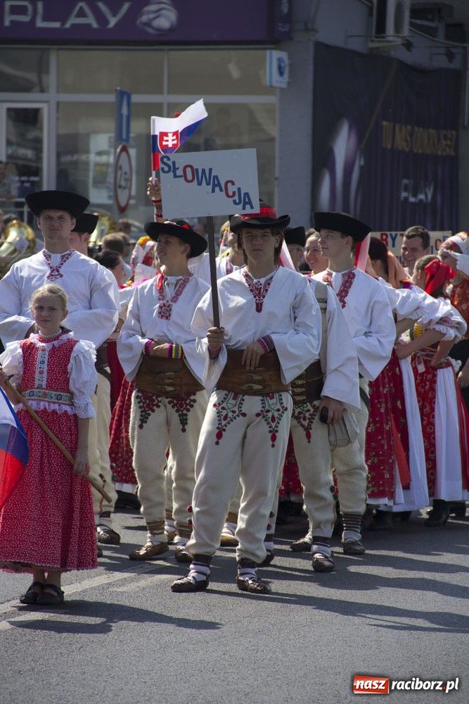 Zdjęcie w galerii na portalu naszraciborz.pl: Barwny korowód na ulicach Raciborza wiadomości z regionu