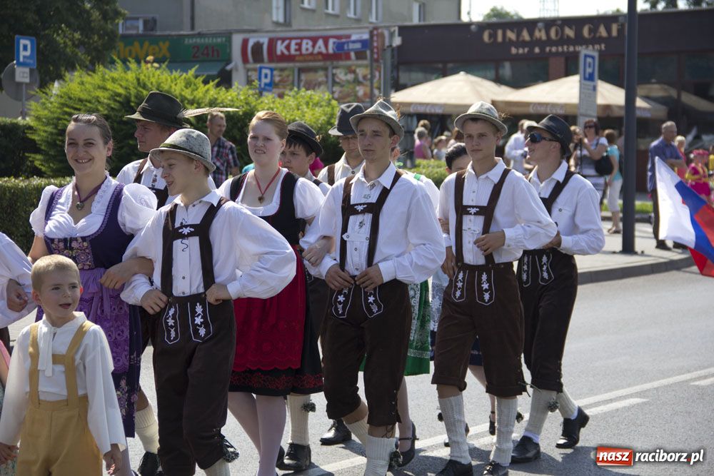 Zdjęcie w galerii na portalu naszraciborz.pl: Barwny korowód na ulicach Raciborza wiadomości z regionu