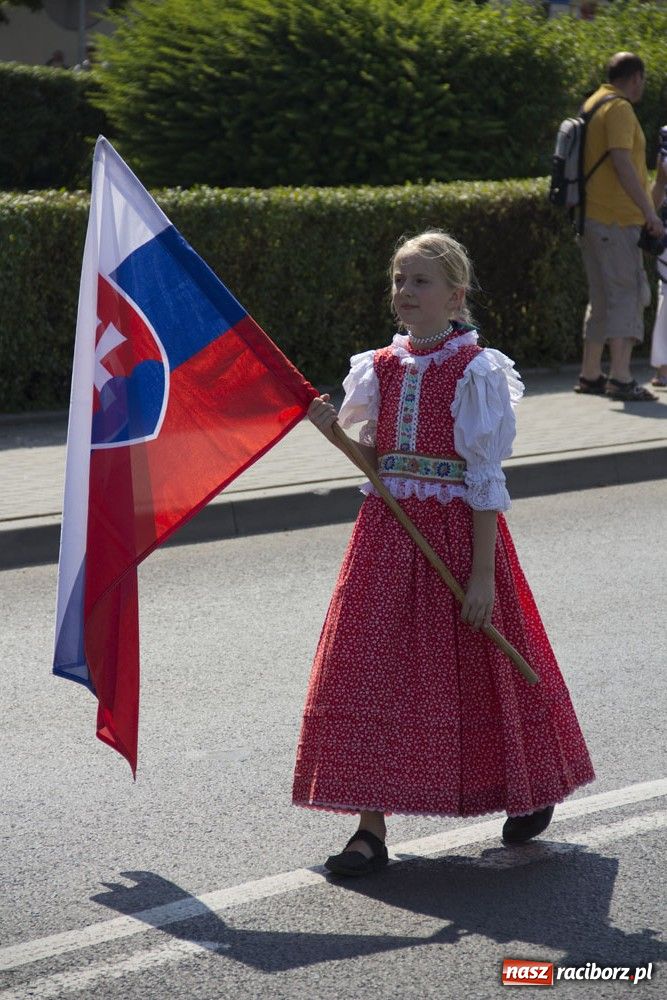 Zdjęcie w galerii na portalu naszraciborz.pl: Barwny korowód na ulicach Raciborza wiadomości z regionu