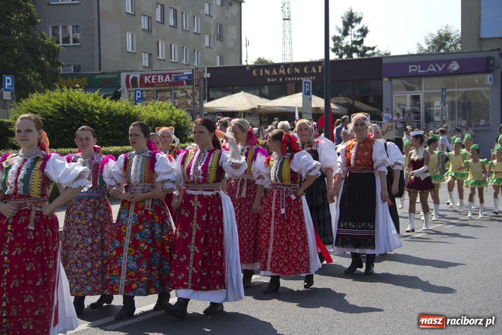 Zdjęcie w galerii na portalu naszraciborz.pl: Barwny korowód na ulicach Raciborza wiadomości z regionu