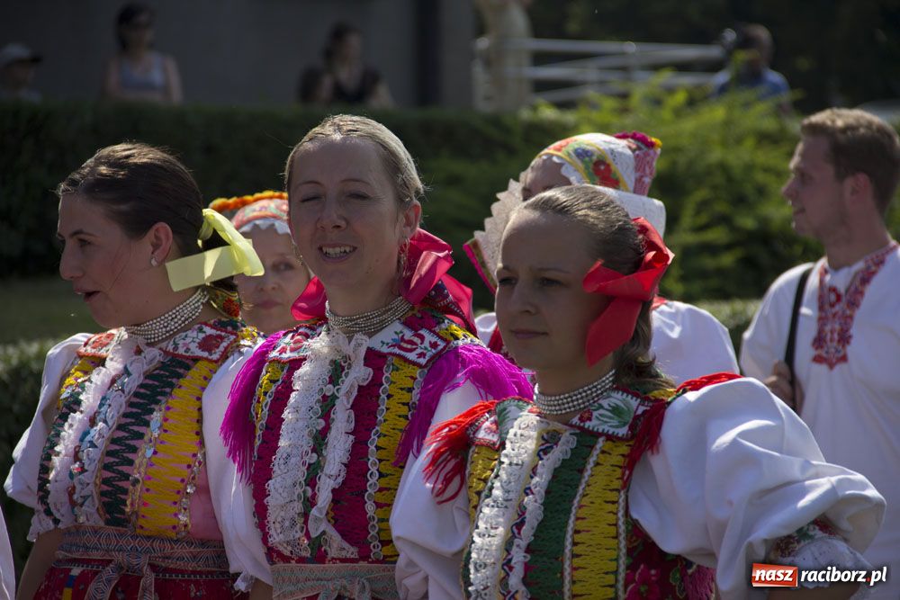 Zdjęcie w galerii na portalu naszraciborz.pl: Barwny korowód na ulicach Raciborza wiadomości z regionu
