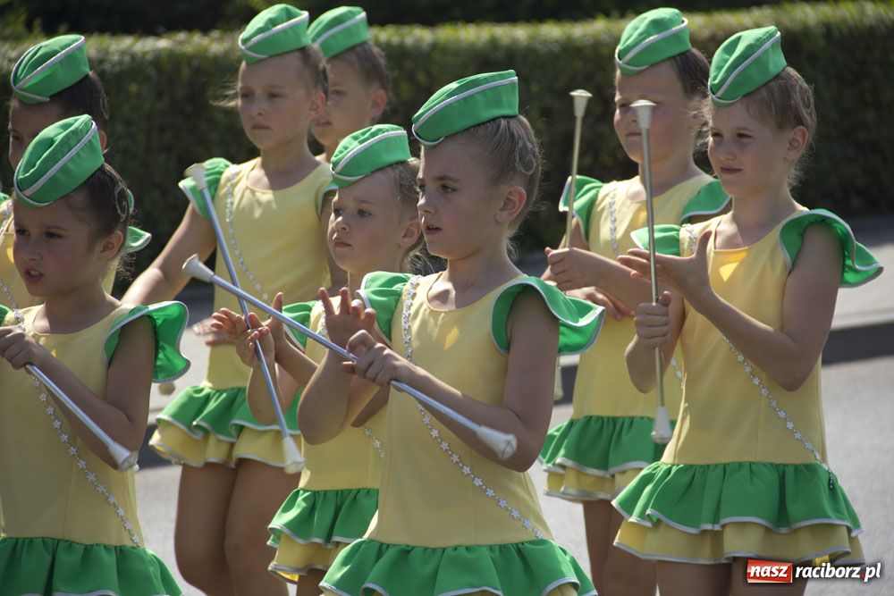 Zdjęcie w galerii na portalu naszraciborz.pl: Barwny korowód na ulicach Raciborza wiadomości z regionu