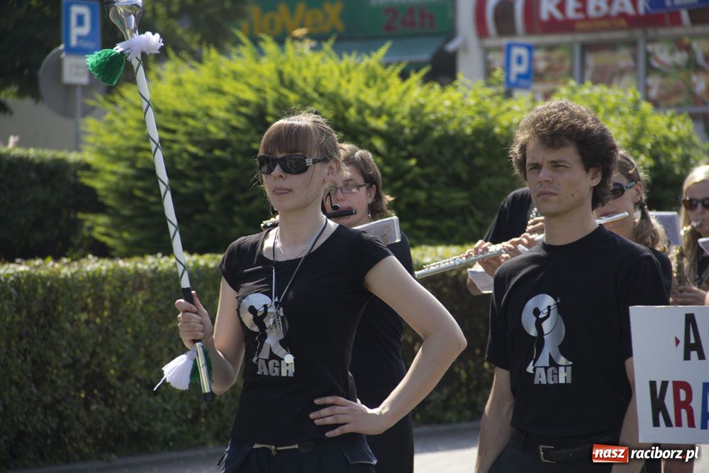 Zdjęcie w galerii na portalu naszraciborz.pl: Barwny korowód na ulicach Raciborza wiadomości z regionu