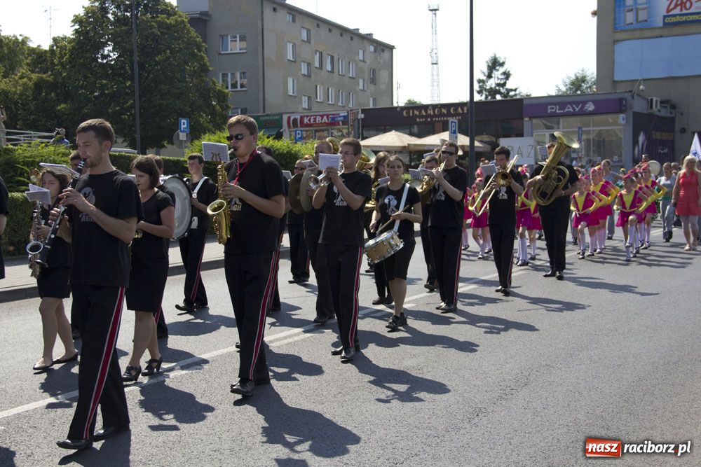 Zdjęcie w galerii na portalu naszraciborz.pl: Barwny korowód na ulicach Raciborza wiadomości z regionu