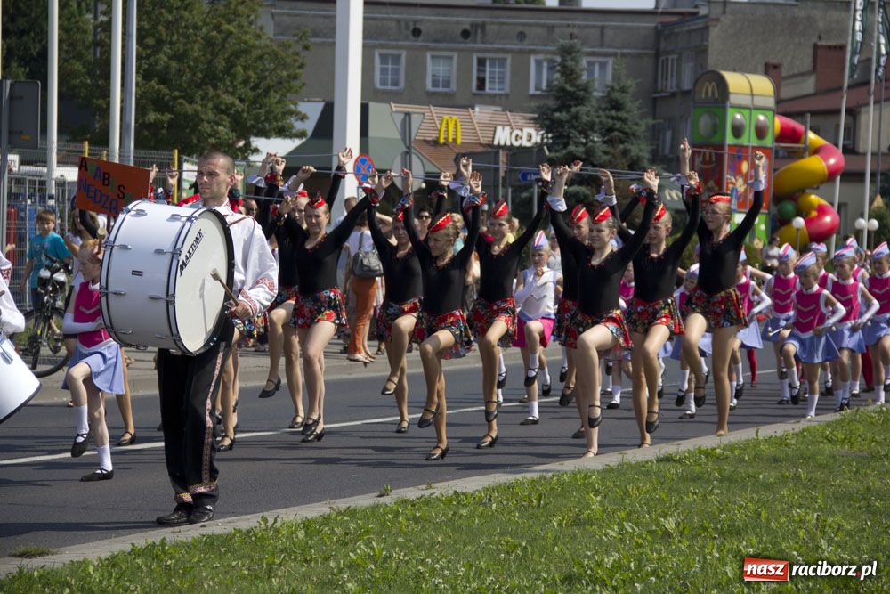 Zdjęcie w galerii na portalu naszraciborz.pl: Barwny korowód na ulicach Raciborza wiadomości z regionu