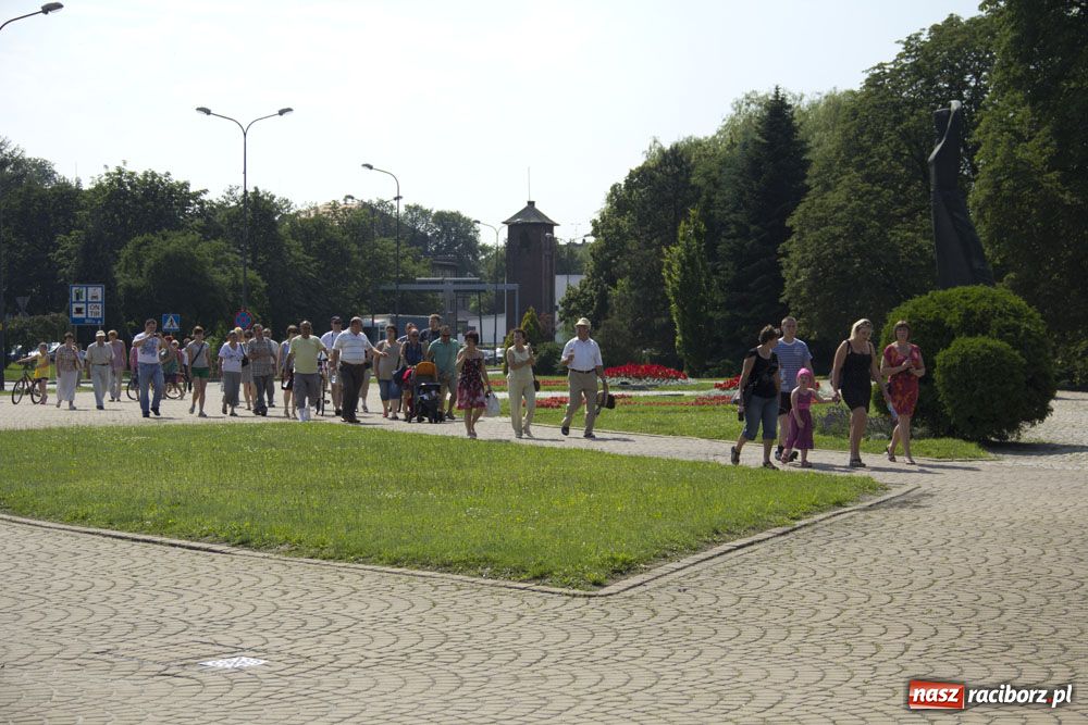Zdjęcie w galerii na portalu naszraciborz.pl: Barwny korowód na ulicach Raciborza wiadomości z regionu