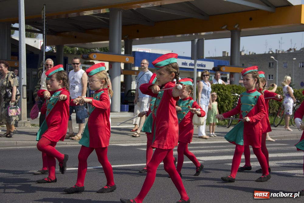 Zdjęcie w galerii na portalu naszraciborz.pl: Barwny korowód na ulicach Raciborza wiadomości z regionu
