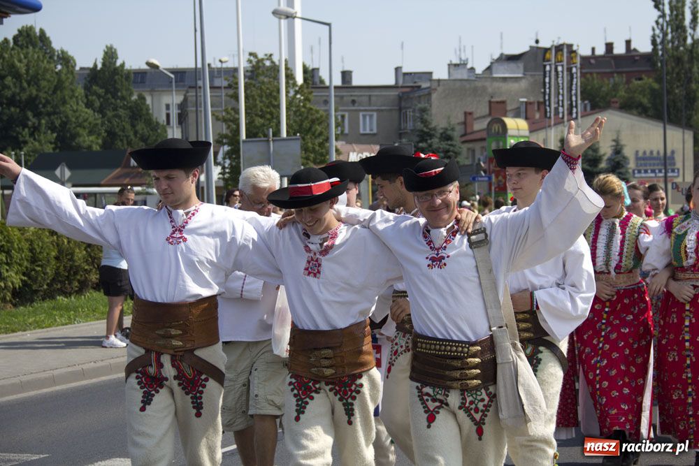 Zdjęcie w galerii na portalu naszraciborz.pl: Barwny korowód na ulicach Raciborza wiadomości z regionu