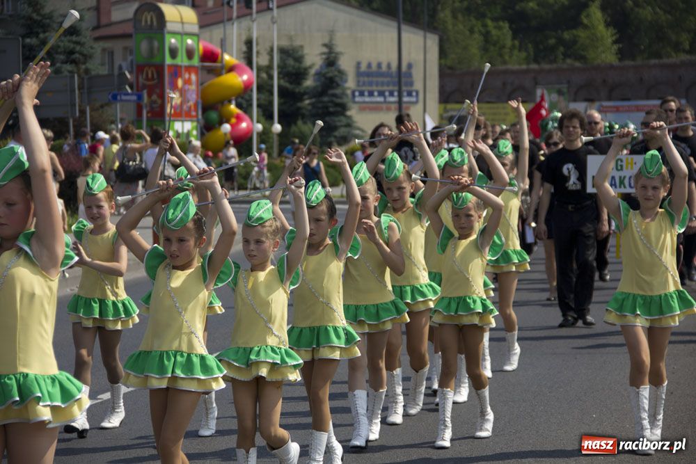 Zdjęcie w galerii na portalu naszraciborz.pl: Barwny korowód na ulicach Raciborza wiadomości z regionu
