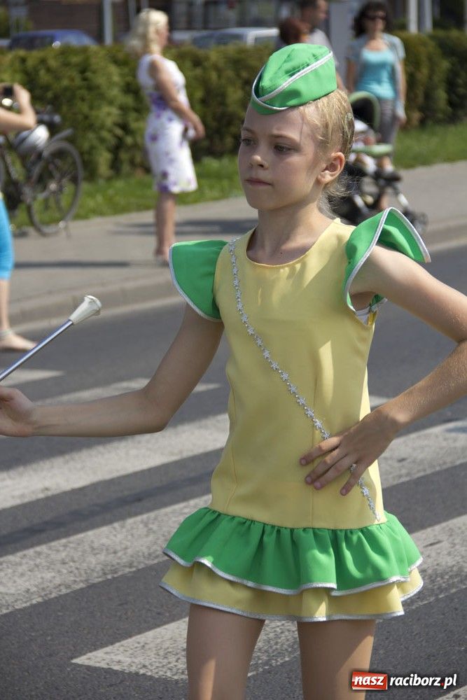 Zdjęcie w galerii na portalu naszraciborz.pl: Barwny korowód na ulicach Raciborza wiadomości z regionu