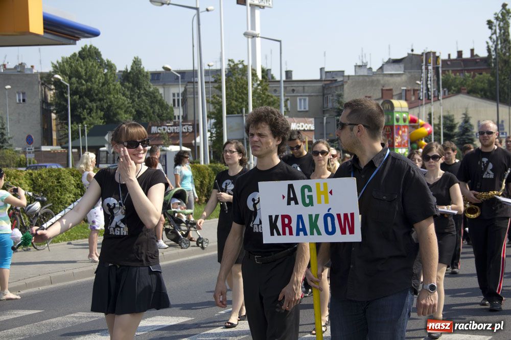 Zdjęcie w galerii na portalu naszraciborz.pl: Barwny korowód na ulicach Raciborza wiadomości z regionu