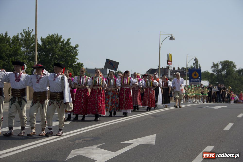 Zdjęcie w galerii na portalu naszraciborz.pl: Barwny korowód na ulicach Raciborza wiadomości z regionu