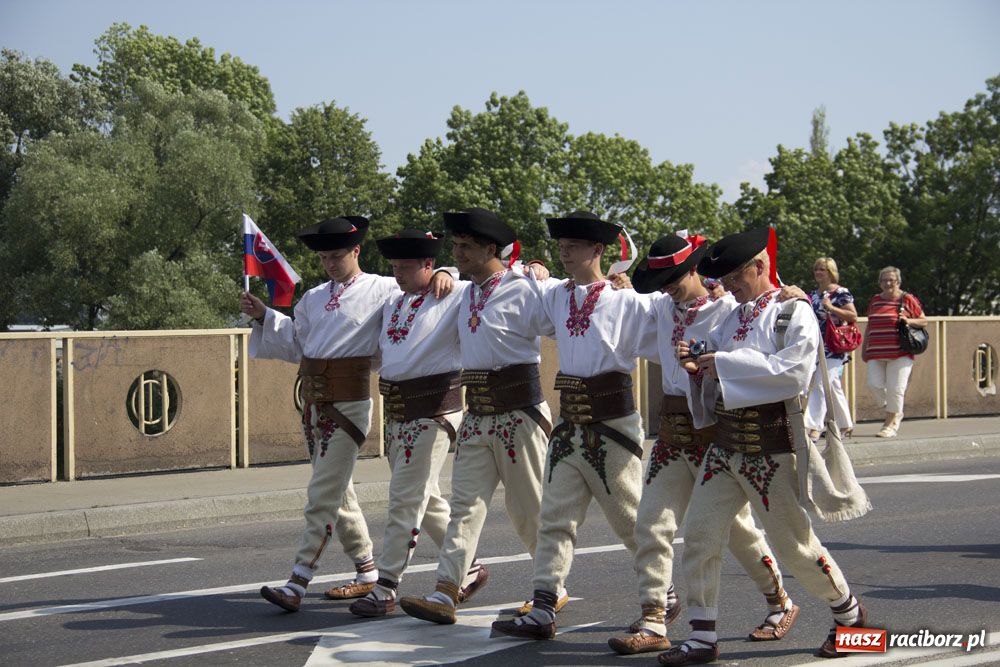 Zdjęcie w galerii na portalu naszraciborz.pl: Barwny korowód na ulicach Raciborza wiadomości z regionu