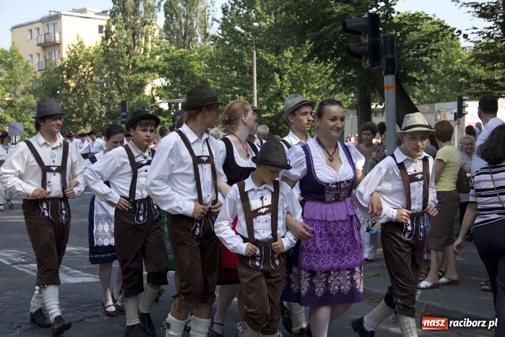 Zdjęcie w galerii na portalu naszraciborz.pl: Barwny korowód na ulicach Raciborza wiadomości z regionu