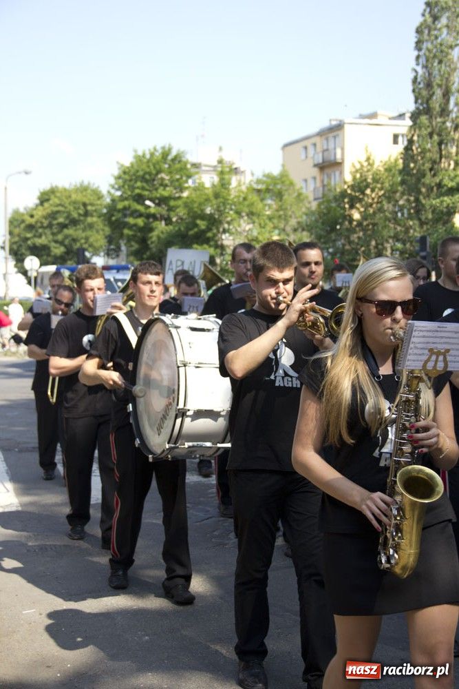 Zdjęcie w galerii na portalu naszraciborz.pl: Barwny korowód na ulicach Raciborza wiadomości z regionu