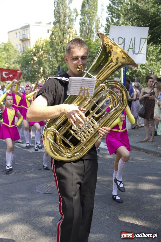 Zdjęcie w galerii na portalu naszraciborz.pl: Barwny korowód na ulicach Raciborza wiadomości z regionu