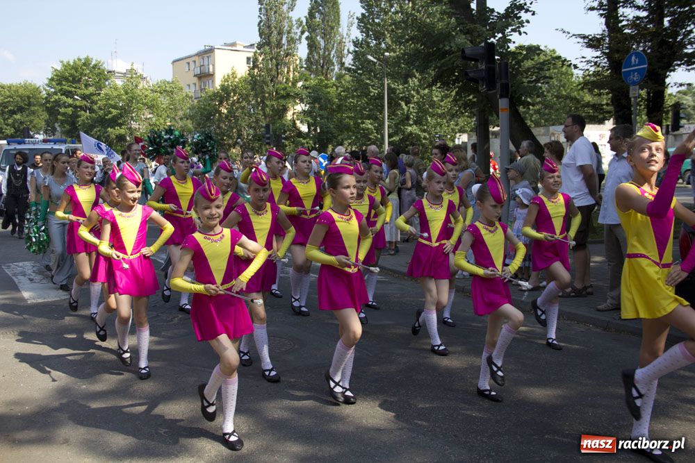 Zdjęcie w galerii na portalu naszraciborz.pl: Barwny korowód na ulicach Raciborza wiadomości z regionu