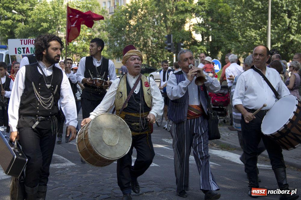 Zdjęcie w galerii na portalu naszraciborz.pl: Barwny korowód na ulicach Raciborza wiadomości z regionu